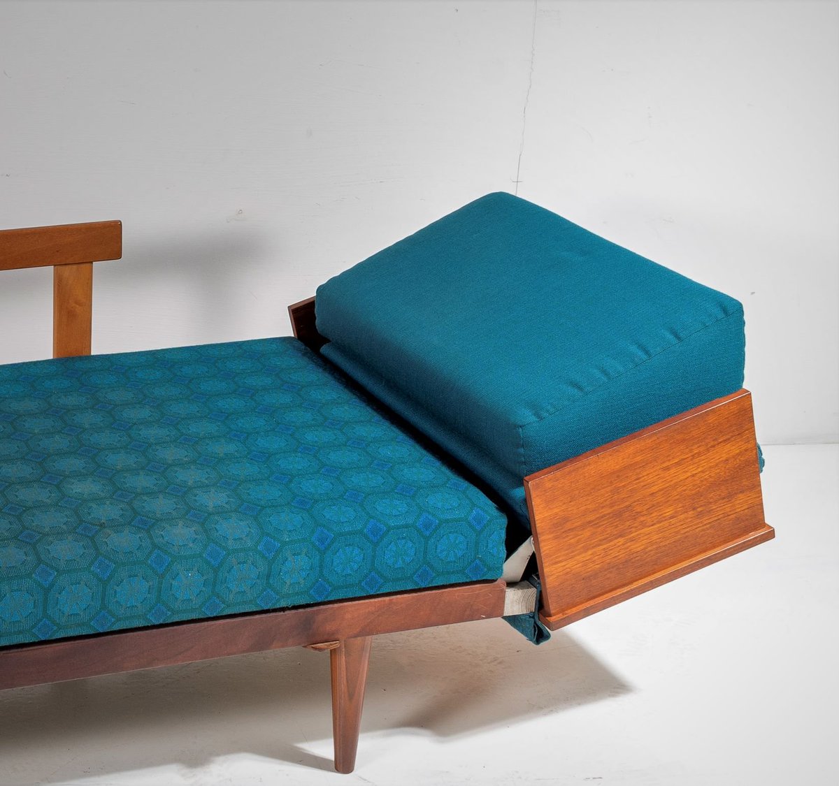 GreencoreGD's tweet photo. A superb original 1960s mid century modern daybed sofa by Ingmar Relling in its original fabric. #retro #vintage #antigue #greencore #Svanette #antiquesaregreen #interiordesign #Interiors #midcentury #1960s #daybed #sofa
https://t.co/ApwIj6ffJE https://t.co/gdw6rH2eUA