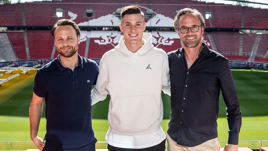 🔴⚪ OFICIAL

Sesko será jugador del Leipzig a partir de 2023. Uno de los delanteros del futuro que vestirá nuestra camiseta.

Firma hasta 2028, desde esta cuenta le haremos un seguimiento para ver su rendimiento.

#VamosToros