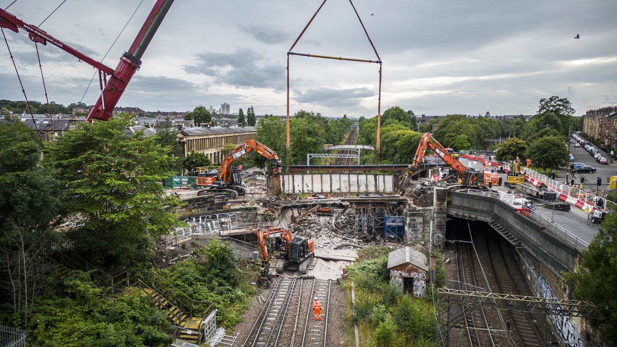 📸 Here's how we demolished Nithsdale Rd bridge in Glasgow's southside at the weekend. 👷

This weekend, the railway through the area will close again as we rebuild. We're creating the space needed for overhead wires that'll power electric trains. ⚡️

ℹ️ scotlandsrailway.com/projects/barrh…