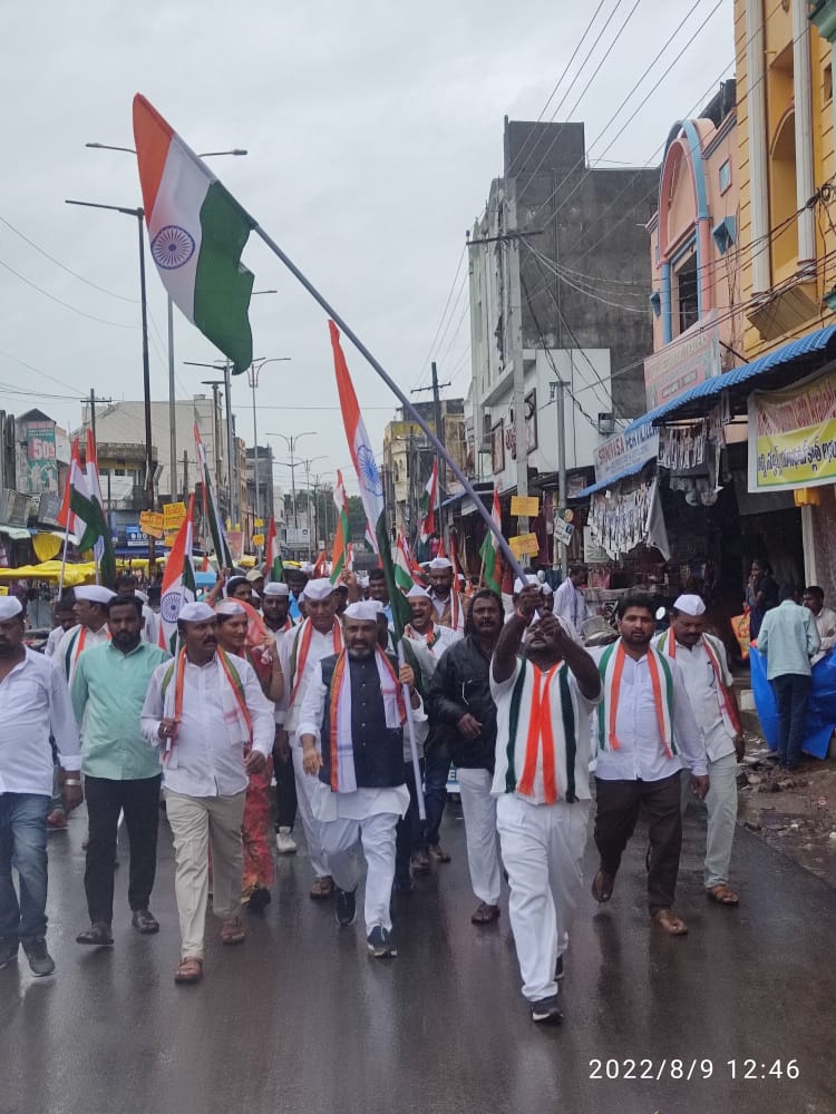 Bhupellysridhar's tweet photo. త్రివర్ణ శోభితం 🇮🇳

ఆదిలాబాద్ పట్టణంలో భారత 75వ స్వాతంత్ర్య దినోత్సవ వజ్రోత్సవ వేడుకల సందర్భంగా ఆదిలాబాద్ జిల్లా కాంగ్రెస్ కమిటీ ఆధ్వర్యంలో ఆజాద్ కి గౌరవ పాదయాత్ర 

#AzadaKiGouravaPadayatra  @INCTelangana @INCIndia @revanth_anumula @manickamtagore @NsBoseraju https://t.co/zwAMtH0Pre