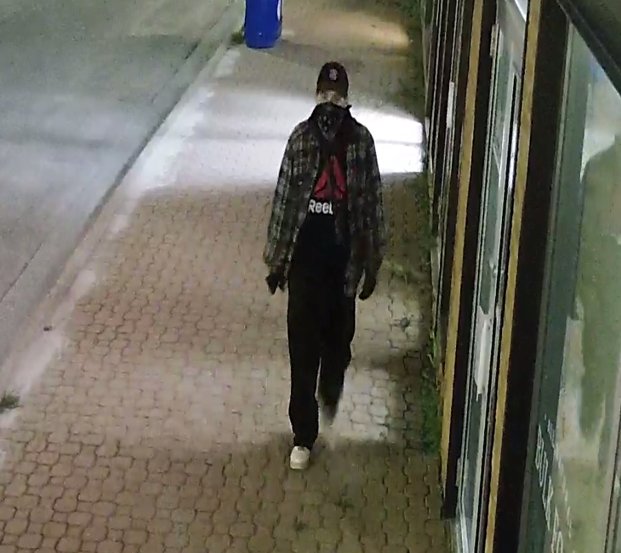 Dauphin #rcmpmb investigating a series of arsons in the late night of Aug 1, early morning of Aug 2, in which 2 businesses &amp; 2 vehicles were damaged. RCMP request assistance in identifying this individual. Have info? Contact RCMP @ 204-622-5050 or Crime Stoppers @ 1-800-222-8477