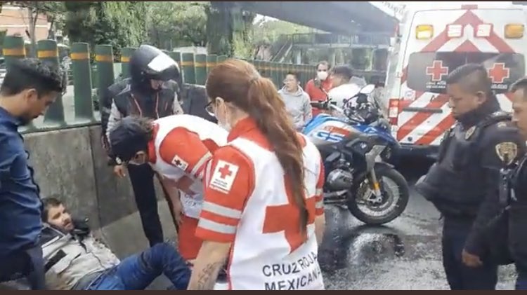 EnFocoNoticias1's tweet photo. #ÚltimoMomento | Debido a las condiciones climatológicas, un motociclista se accidentó en Periférico Sur y San Jerónimo. Ya se encuentra la Cruz Roja en la zona, tome sus precauciones. ✋ https://t.co/u79Y6ffLCp