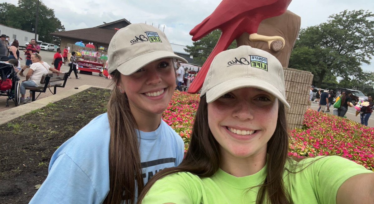 MaddogStrong's tweet photo. Chapter leaders from our Students for H.O.P.E. chapter at the University of Toledo recently helped Donate Life Ohio register new donors at the Ohio State Fair! Our young donor advocates are truly making a difference! #donatelifeohio #donatelife #studentsforhope #MaddogStrong https://t.co/7qLFdJC6sQ