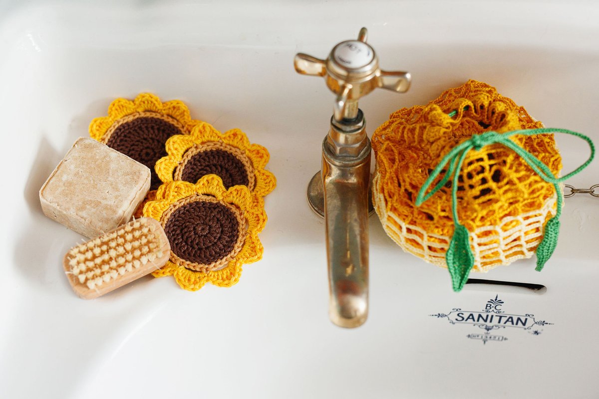 InsideCrochet's tweet image. These reusable, washable Sunflower Scrubbies are inspired by Van Gogh's famous sunflowers. 
Designed by Kwannie Cheng this sweet set along with hanging storage bag uses Scheepjes Catona 100% cotton yarn. 

Featured inside issue 149 - bit.ly/InsideCrochet_…