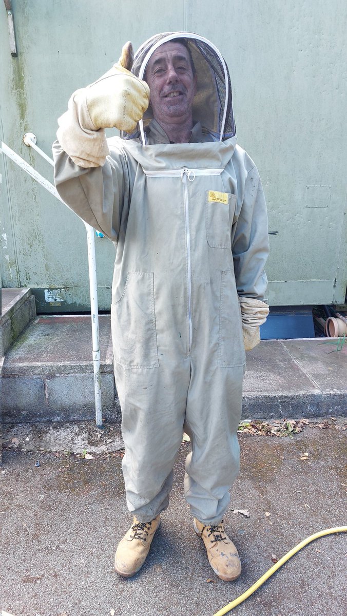 Flourishbees's tweet photo. Here are 2 of our Volunteer Beekeepers, Mike (left) &amp; new volunteer Dave (right) learning new skills in Beekeeping. Well done Dave.🐝🐝 👏 👍😄 https://t.co/JxqHL9Fi48