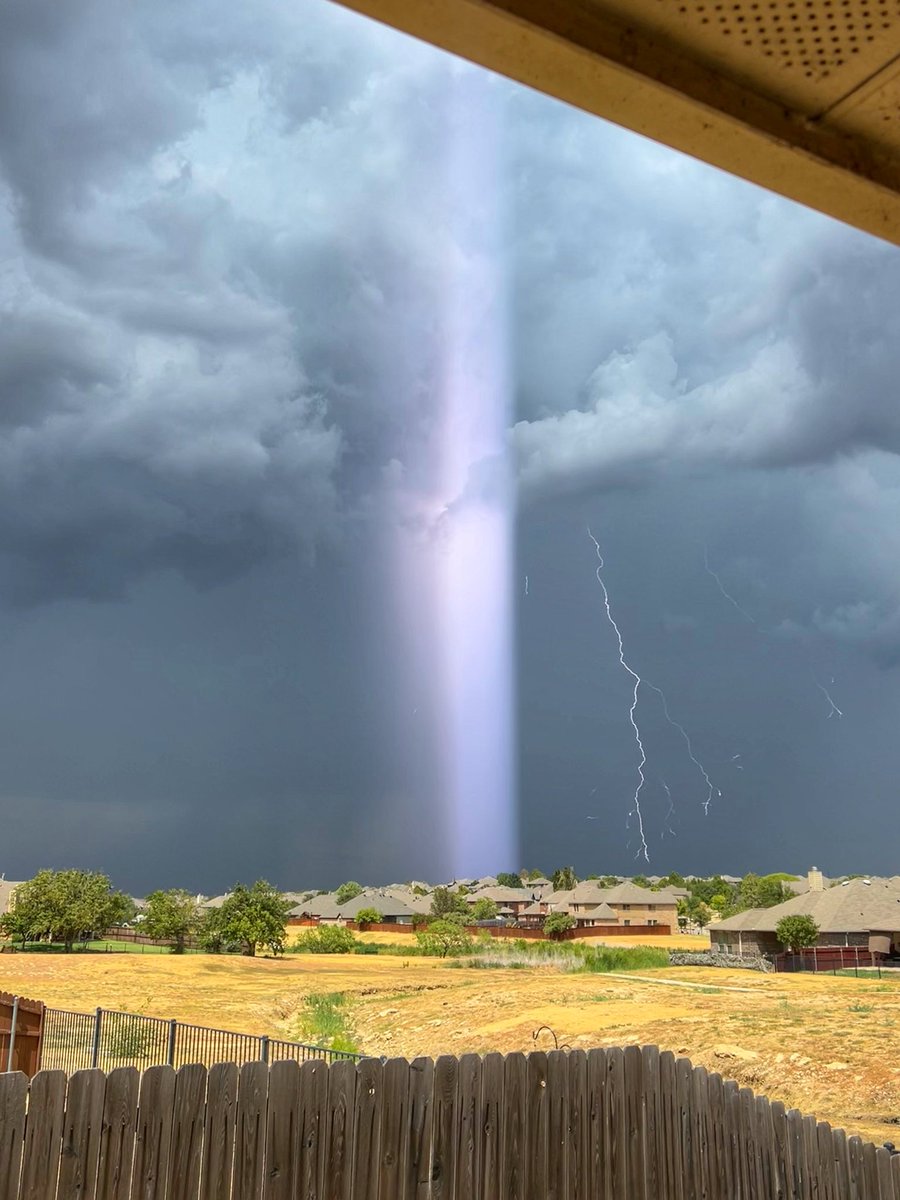 raulcab's tweet photo. @wfaaweathertoo @wfaaweather Any idea what this is? https://t.co/Tf91FPKTdE