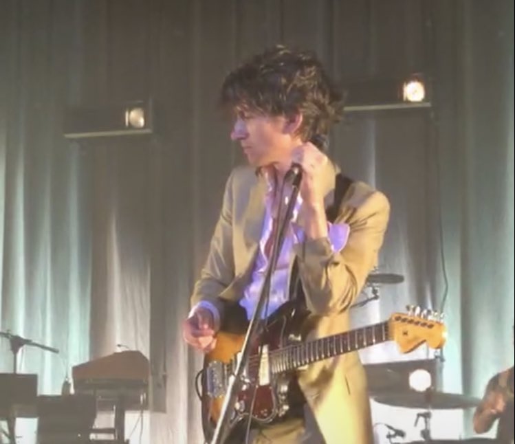 mateus_stanisic's tweet photo. Alex Turner, the most beautiful man in the world. https://t.co/Or7JuWWVbw