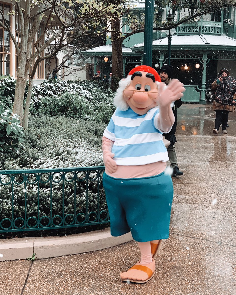 Poppymayadvent's tweet photo. Hello from Smee in the snow 🌨🏴‍☠️❤️ #DisneylandParis #Disneyadult #DisneylandParis30 @Disney @DisneyParis_EN https://t.co/vj3BM5L615