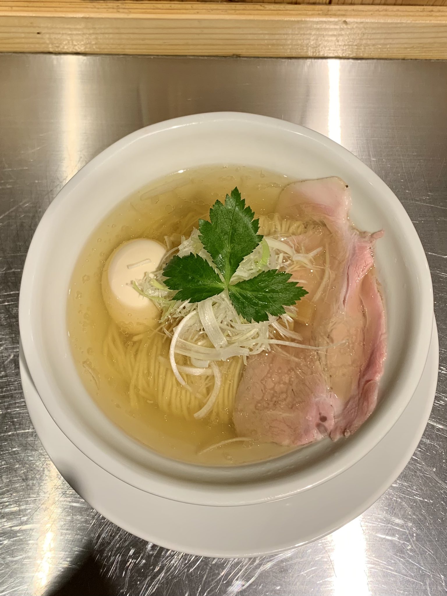 かとけん Rt Maakun1267 中華そば 成城青果 芦花公園 塩そばと肉丼 お得セット 味玉 平ザルを使っての綺麗な麺線 田村製麺使用とくれば勿論柴崎亭の出身 鰹節 羅臼昆布 煮干のスープ 歯応えの良い田村製麺の中細麺 味もビジュアルも素晴らしい