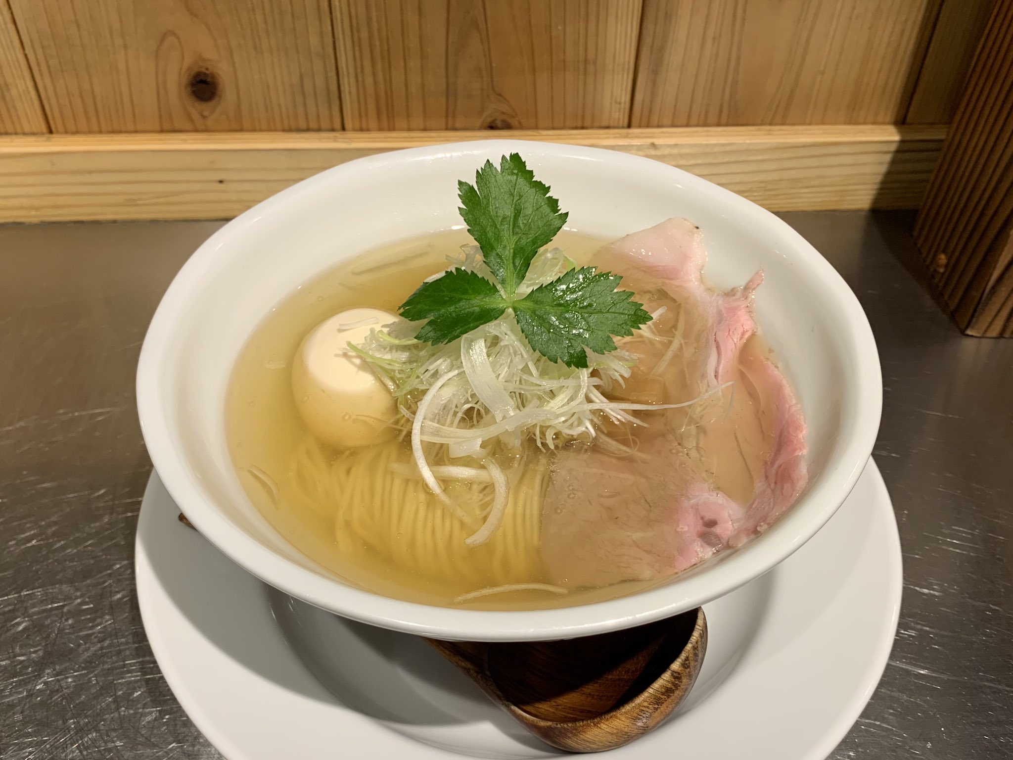 かとけん Rt Maakun1267 中華そば 成城青果 芦花公園 塩そばと肉丼 お得セット 味玉 平ザルを使っての綺麗な麺線 田村製麺使用とくれば勿論柴崎亭の出身 鰹節 羅臼昆布 煮干のスープ 歯応えの良い田村製麺の中細麺 味もビジュアルも素晴らしい