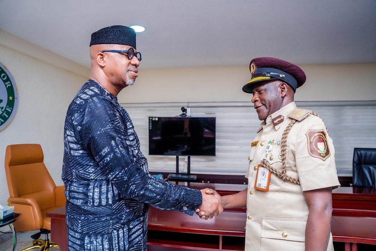 DapoAbiodunCON's tweet photo. This evening, the Comptroller of @nigimmigration, Ogun State Command, Comptroller Yakubu Jibrin, pcc paid us a first working visit, having been posted to our dear State as the new head of the security agency.

#BuildingOurFutureTogether #ISEYA #OgunState #DapoAbiodun https://t.co/TQgPFVfB0B