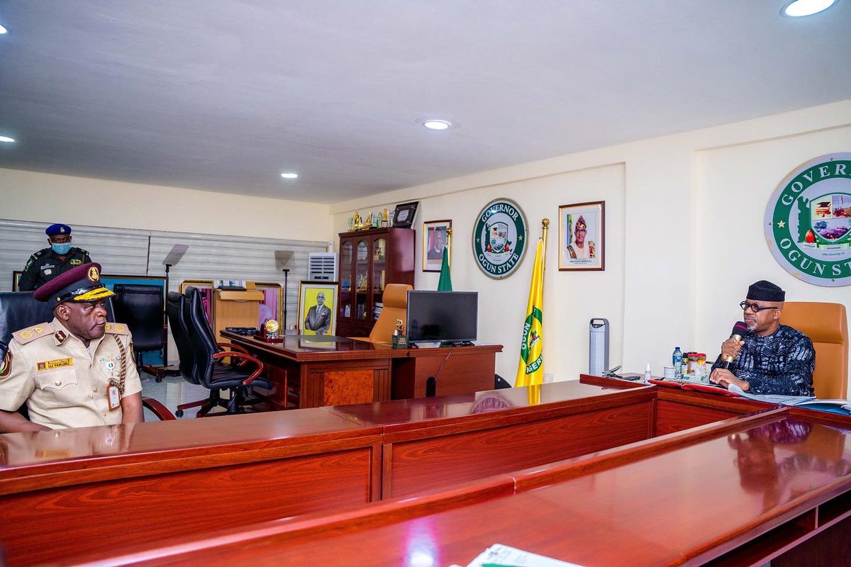 DapoAbiodunCON's tweet photo. This evening, the Comptroller of @nigimmigration, Ogun State Command, Comptroller Yakubu Jibrin, pcc paid us a first working visit, having been posted to our dear State as the new head of the security agency.

#BuildingOurFutureTogether #ISEYA #OgunState #DapoAbiodun https://t.co/TQgPFVfB0B