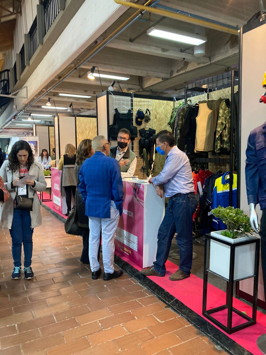 Laura_NietoG's tweet photo. Con el apoyo de @camaracomerbog 10 empresas del Cluster Prendas de Vestir #ClusterCCB, participan en la IV versión de Createx - Salón de la Industria Textil para la Confección @CorferiasBogota ofertando insumos, maquinaria, tecnología y servicios transversales para el sector. https://t.co/ApZqVZYUJM