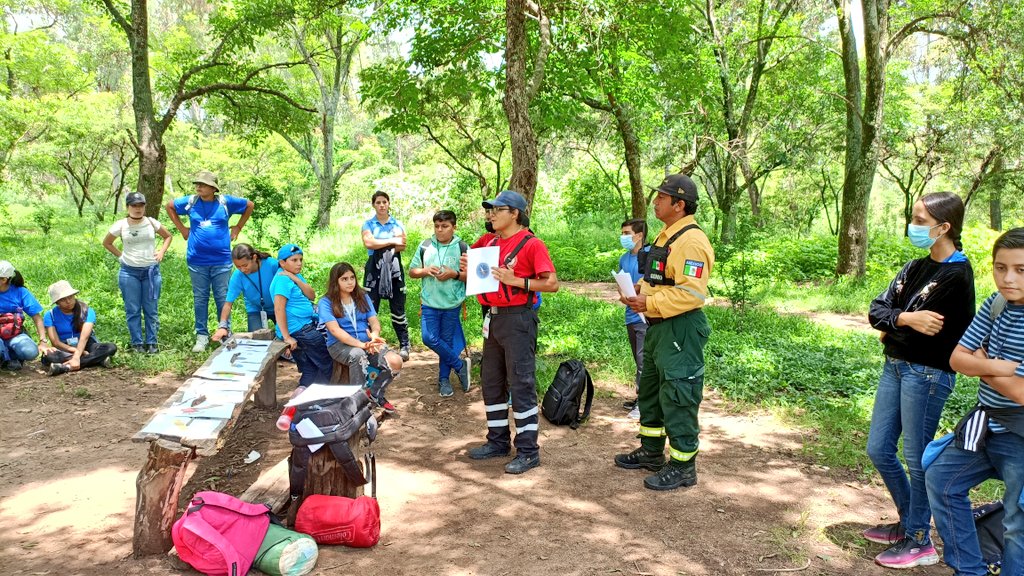 UMPCyBZ's tweet photo. Los participantes se dividieron en grupos dependiendo de sus edades.

En las estaciones se abordaron los temas:

🔸Nudos y amarres
🔹Medidas preventivas para fogatas
🔸Situaciones de poca iluminación
🔹Precauciones con fauna silvestre 
🔸Equipo esencial en campamentos https://t.co/QB1kyKnAUl