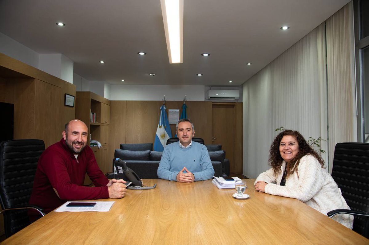 GonzalezSusanaH's tweet photo. Junto al Presidente del bloque @FrenteTodos_PBA @CesarValicenti
nos reunimos con el Ministro @larroqueandres para avanzar sobre la Implementación de la Ley #AngelAzul.
Gracias Ministro y gobernador @Kicillofok por poner el cuerpo a las ideas.
#FuncionariosQueFuncionan https://t.co/YzQUHJIupv