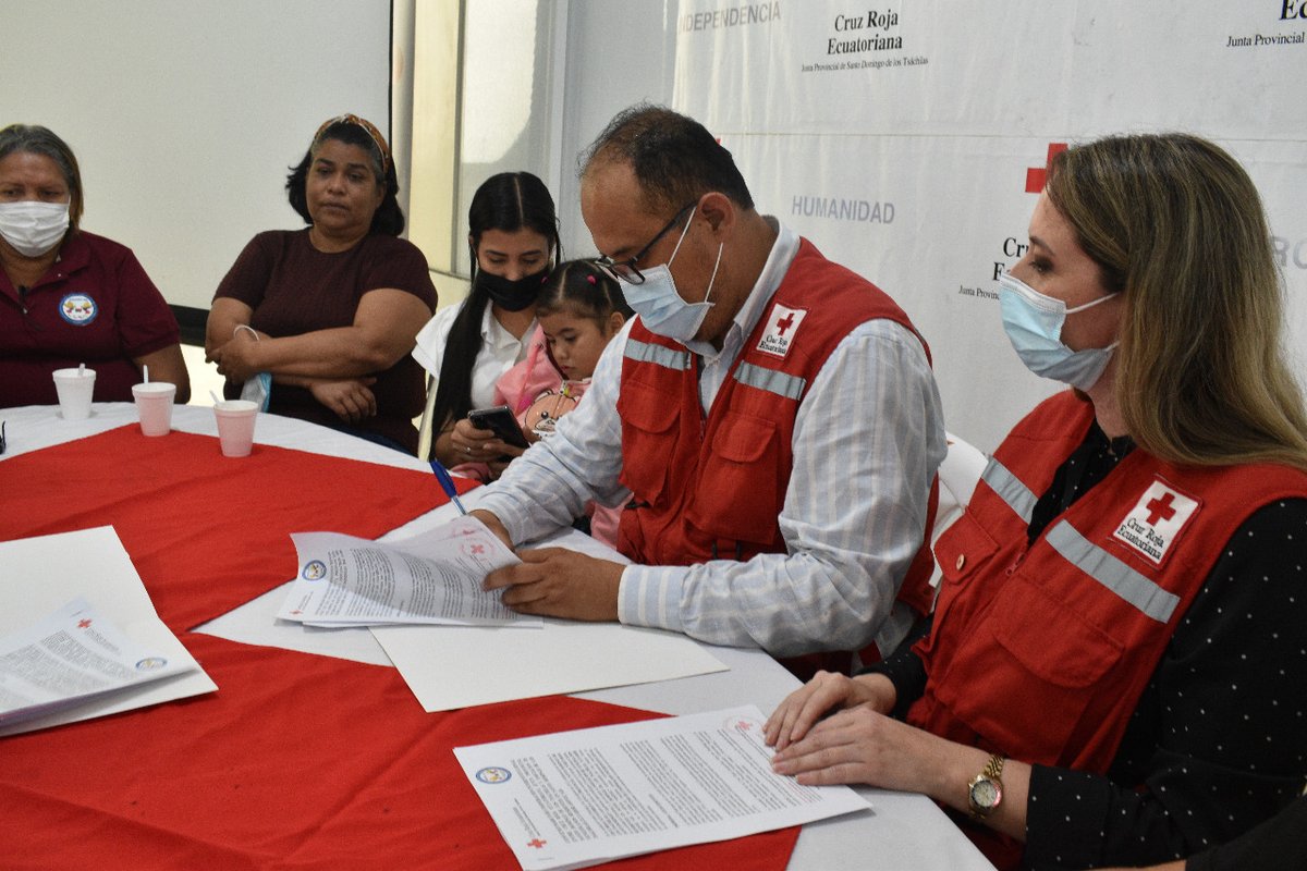 cruzrojaecuador's tweet photo. 👉@CruzRojaStoDgo firmó un convenio ✍🏼 de cooperación interinstitucional con la Asociación de Venezolanos Residentes en Santo Domingo de los Tsáchilas #Asovec, con el objetivo de trabajar en beneficio de la población en situación de #MovilidadHumana y comunidad de acogida. 👩🏼🤝👨🏽 https://t.co/4Hp8RYbWV0
