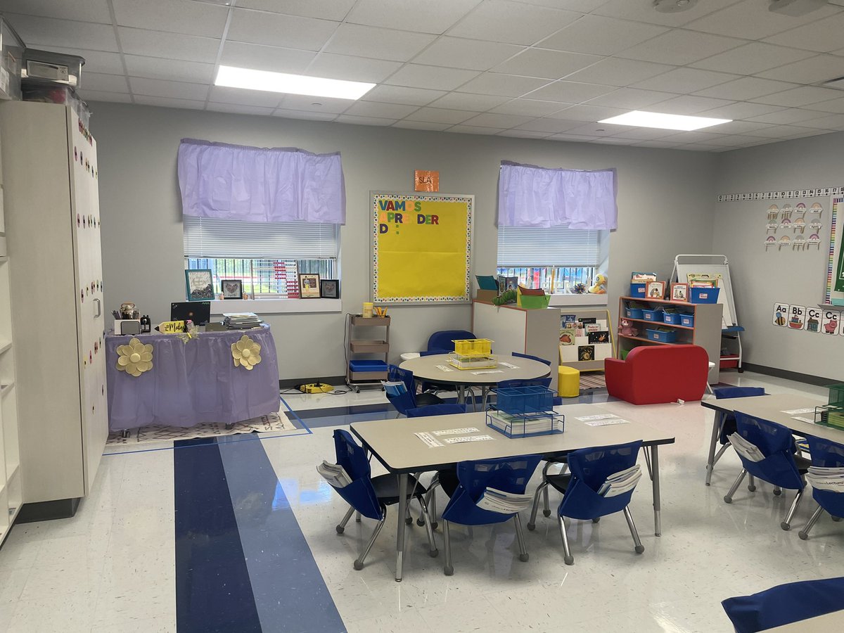Jasmine01938873's tweet photo. Love my new classroom set up! I’m ready to welcome my new students for this upcoming 2022-2023 school year! @YESPrep #kinderbilingual #schoolmerch https://t.co/eMLCEQ7QCa