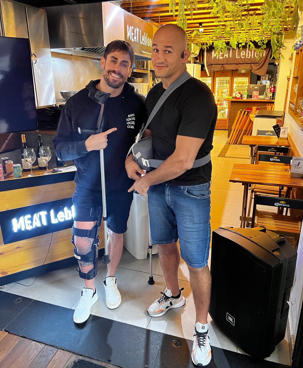 junior_cigano's tweet photo. Parceiros até nisso!
Sabe aquela vida empolgante de atleta, pois é…. #Lesões #operados
.
Partners even on that!
You know that exciting life of fighters, well… #Injuries #surgery https://t.co/3J46RLRTAw
