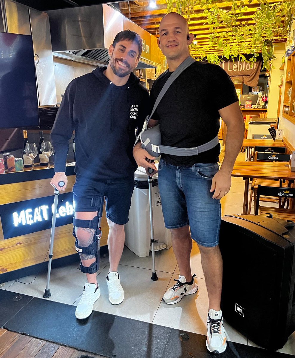 junior_cigano's tweet photo. Parceiros até nisso!
Sabe aquela vida empolgante de atleta, pois é…. #Lesões #operados
.
Partners even on that!
You know that exciting life of fighters, well… #Injuries #surgery https://t.co/3J46RLRTAw
