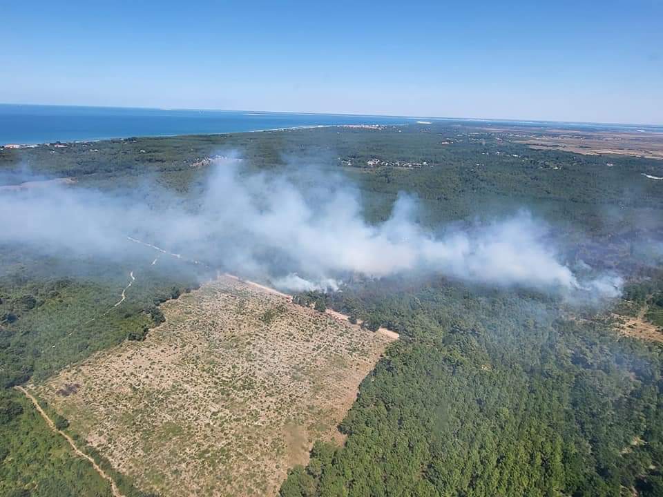 salmothea's tweet photo. 🔥 | Incendies en #Gironde (#Landiras, #Cabanac, #Hostens, Saint-Magne) et dans le Médoc (Sainte-Hélène) : 435 hectares brûlés !

⚠️ Situation « très défavorable »

⛑️ 3500 personnes évacuées (quartier Joué à Belin-Beliet, bourg de Saint-Magne et bourg d'Hostens)

#SDIS33 1/3 https://t.co/iCTYN0oe1e