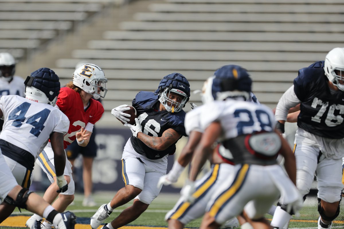 𝘍𝘪𝘳𝘴𝘵 𝘱𝘳𝘢𝘤𝘵𝘪𝘤𝘦 𝘪𝘯 𝘧𝘶𝘭𝘭 𝘱𝘢𝘥𝘴 🏈

#ETSUTough
