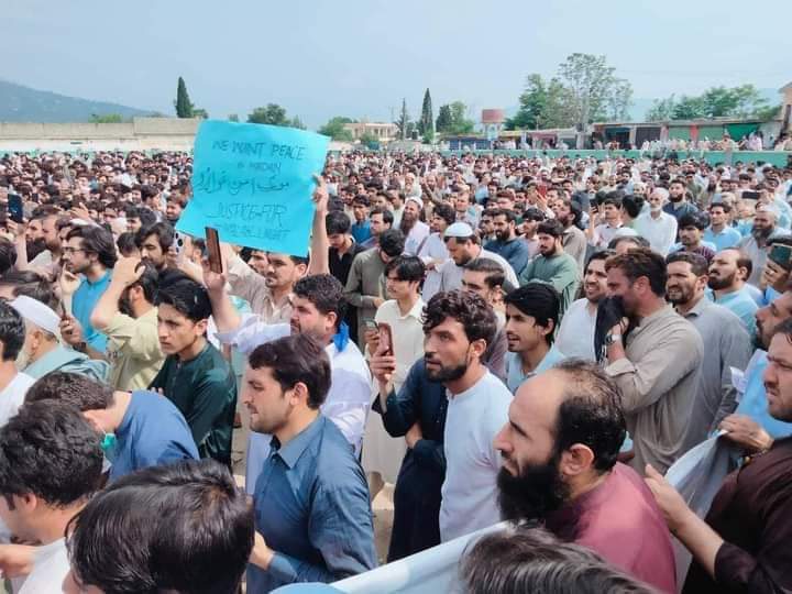 Mehranwaziri's tweet image. د دير د پاڅون [که جماعتيانو هاييجېک نه کړو] سره که ټوله پښتونخواه، خاص کر سوات، ملګرې شي نو پښتونخواه د جنګي اقتصاد او د جنګ لوبې نه آزادولې شي.
طالبان د دې لوبې صرف يو کردار دې ["پراجکټ PTI" پکښې بل کردار دې].
#projecttaliban #projectPTI