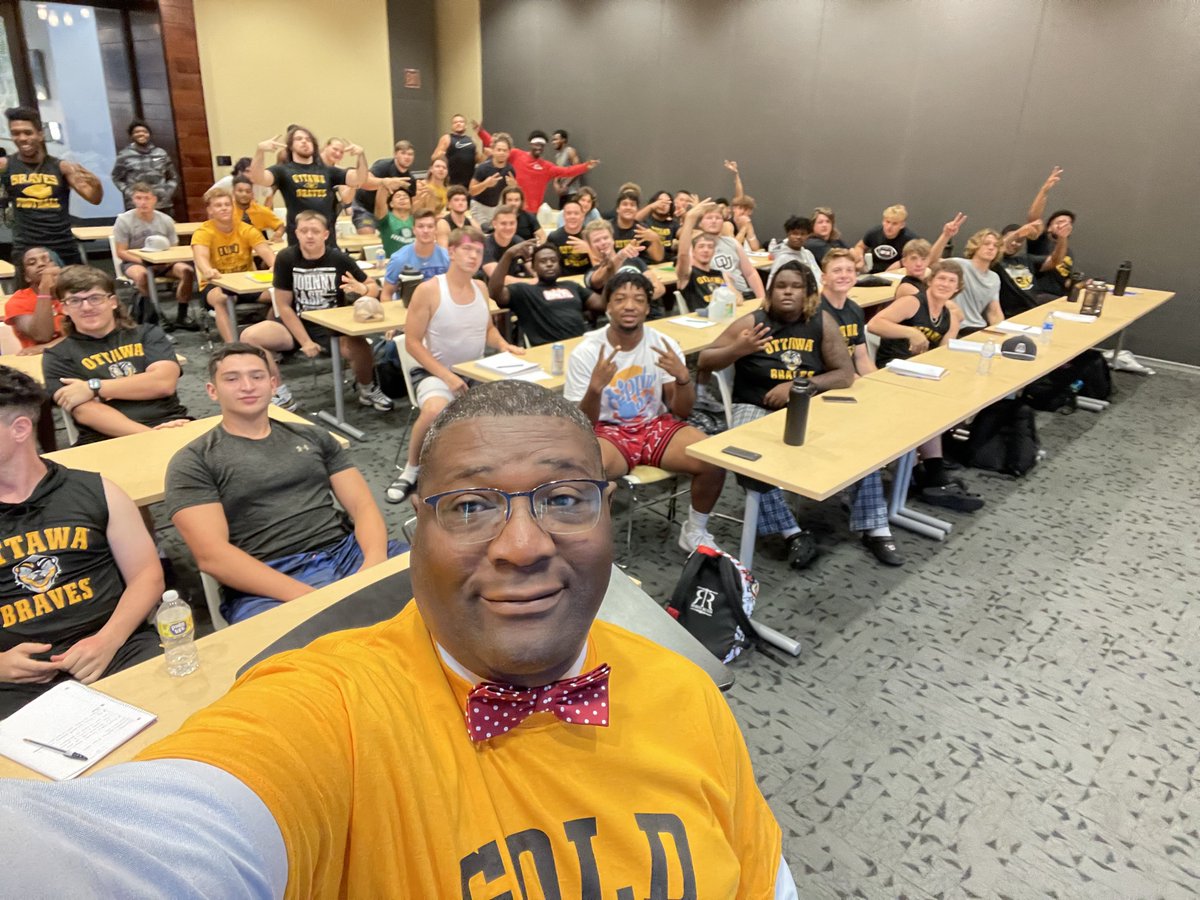 DocReggies's tweet photo. Thanks @OttawaBravesFB and @CoachNickDavis for the invite to address the team. I felt like saying, “mommy look, I am hanging out with the football team.” 🤣🤣🤣 Always a great day to be an #OUBrave Let’s really get after it this year. Go Braves! #consistency https://t.co/tbxGSYBUZm