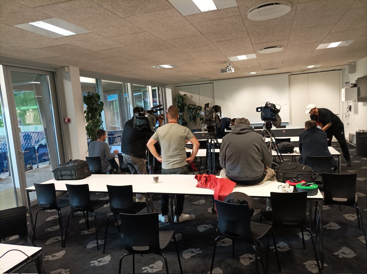 DreasKnudsen's tweet photo. Dejligt samarbejde efter @FCM x @SLBenfica.
Da journalisten fra @abolapt ikke forstod dansk, kom hjælpen fra @klausegelund og jeg.
Klaus havde Henrik Jensens kommentar på telefonen, og jeg hjalp med en oversættelse til portugisisk.
Det er da samarbejde på højeste niveau.
#FCMSLB https://t.co/dnbNkjiH4R