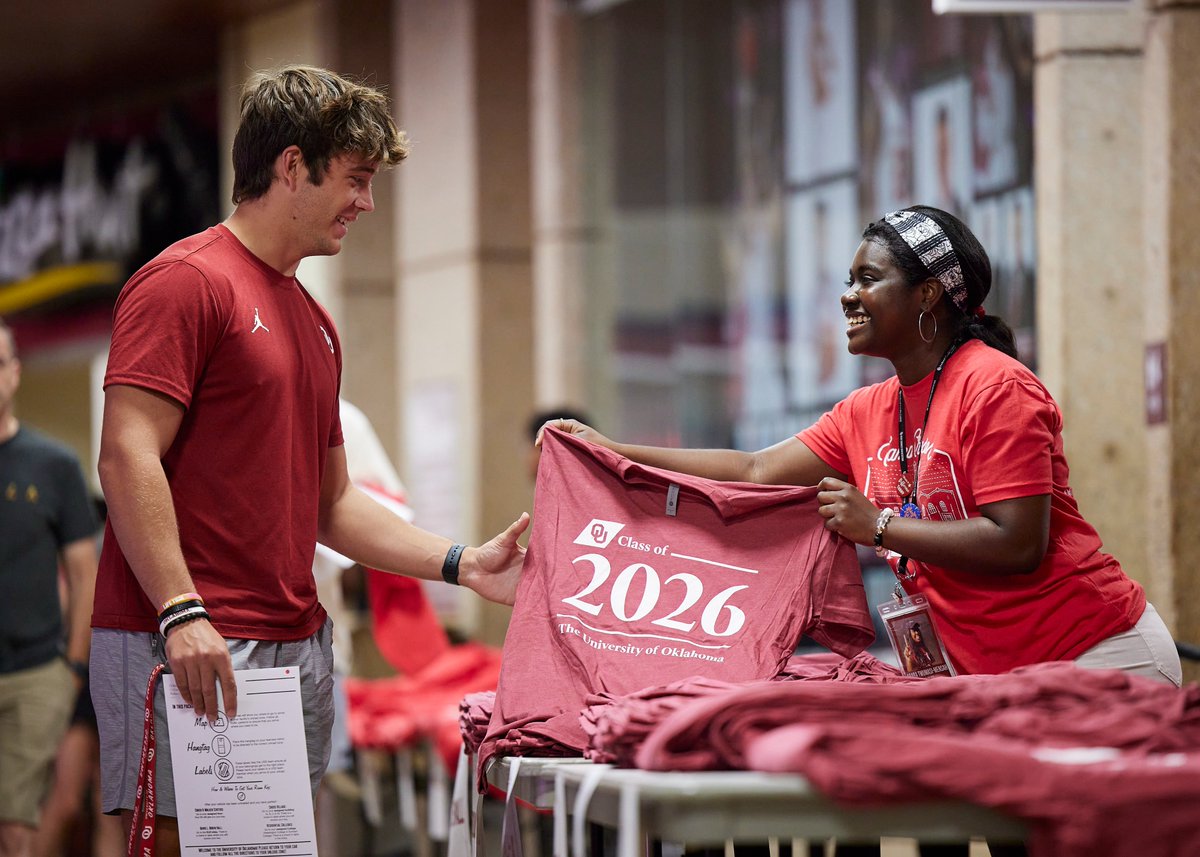 UofOklahoma's tweet image. All smiles for day one of #OUMoveIn22! ☑️

We can't wait for the next few days and welcoming more of our OU Family home! ☝️