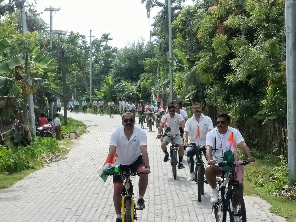 JanasanyogD's tweet photo. Awareness activities on 'Har Ghar Tiranga' are being carried out by Darrang District Administration to generate awareness among the public.Miking activities, bicycle rally, procession are all parts of the awareness campaign. #HarGharTiranga  #ঘৰেঘৰেজাতীয়পতাকা https://t.co/zl7MjMkgdu