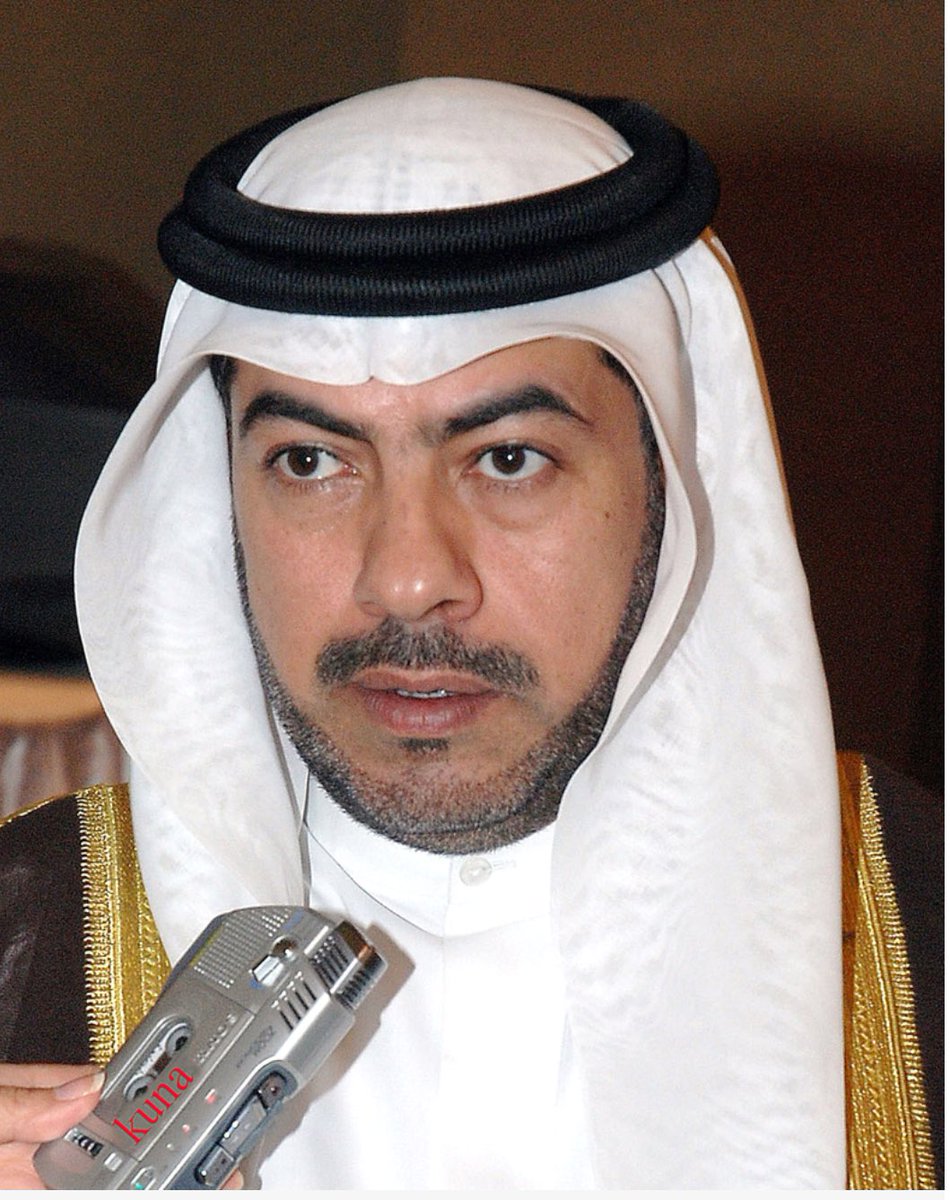 العين يالقرم ماتعلا على الحاجب 
وأنت إعتليت المجال وصرت حاجبها

من كثر مانمدحك تقول ذا واجب
يوم إن بعض العرب خلت مواجبها

يوم إن كلٍ تعزوى بلحيه وشارب
أنا أعتزي بك يالحيتها وشاربها

يالنادر الفذ يالمقدام يالكاسب 
والأوّله من يرد الصاع لكاسبها 

خالد الساكت ✍🏻🌺