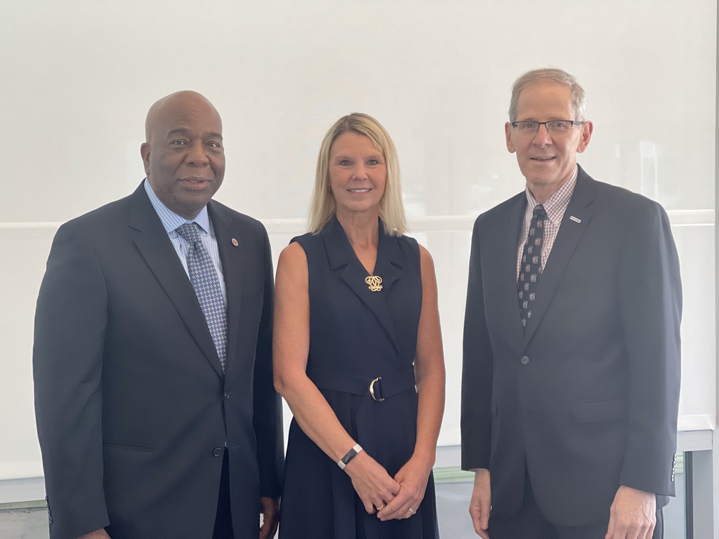DeanPeterBrews's tweet photo. Wonderful to welcome Larry Thomas, @UofSC VP for Communications, to the #MooreSchool today. https://t.co/cVBmn6JKYS