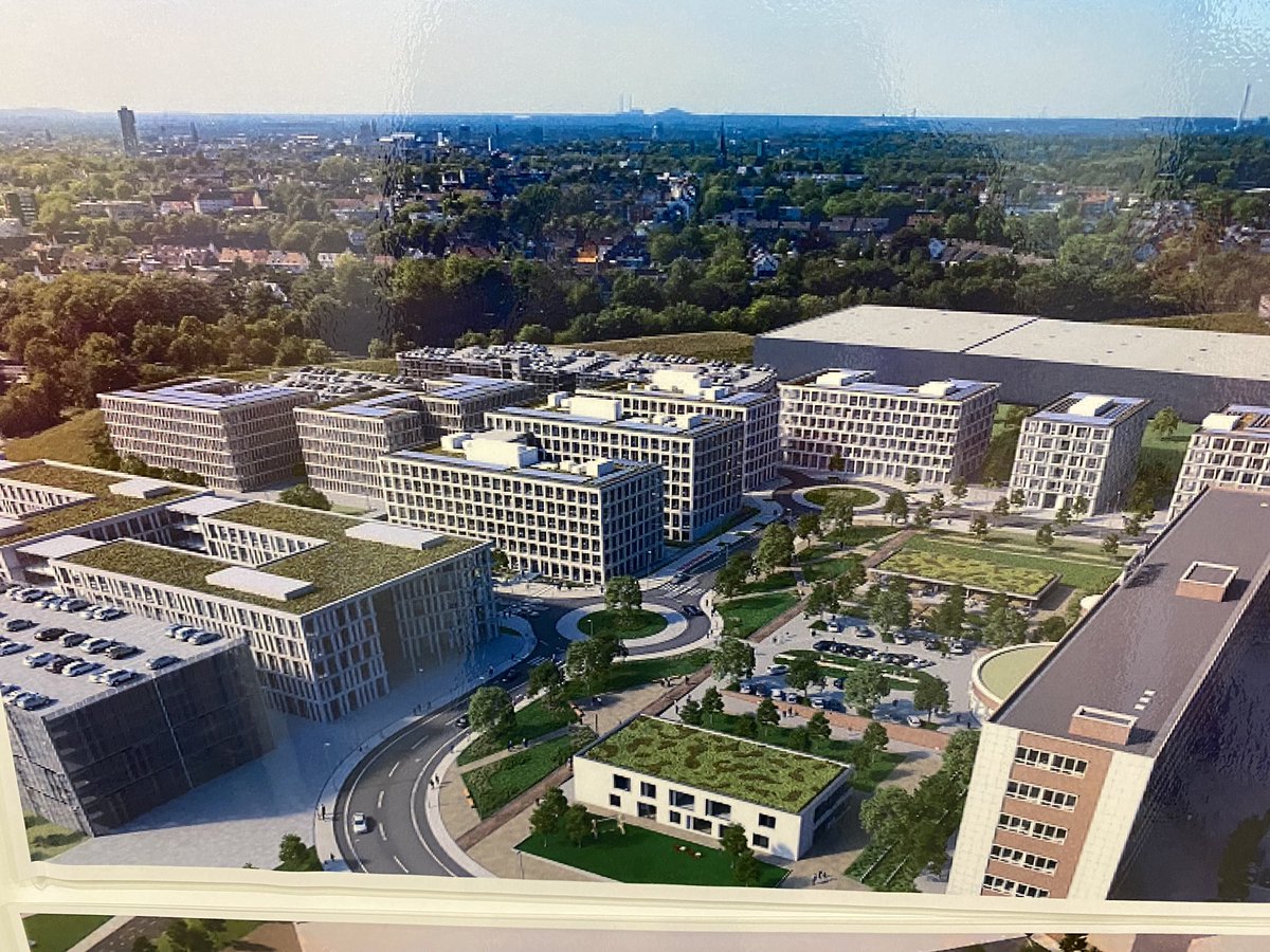 tobias_dunkel's tweet photo. Schon krass, was hier auf dem alten #Opel-Gelände in #Bochum passiert. Wenn ich überlege, wie oft ich an Tor1 VoxPops gemacht habe… Und jetzt werd ich selbst bald hier arbeiten. #Zukunft - Ich freu mich drauf. #viactiv #arbeitsplatzderzukunft @Meine_VIACTIV https://t.co/TjRlEbv6T4