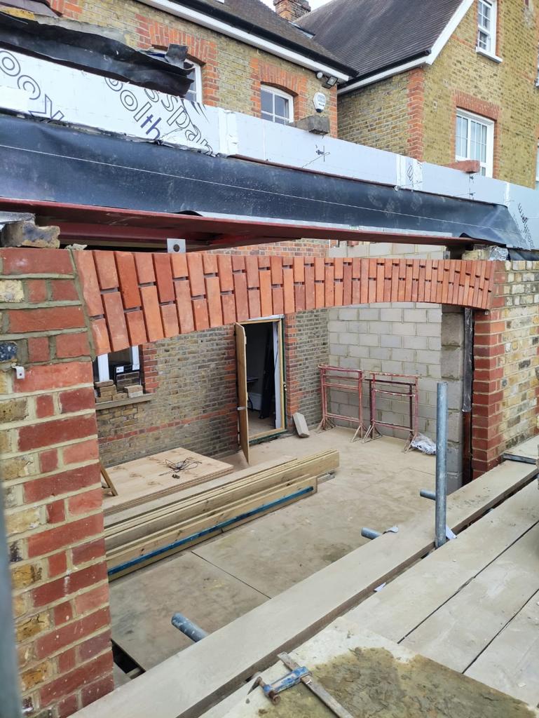 thamesnewcastle's tweet photo. Bespoke brick slip arch lintels being installed on our project in East Sheen.

Not just your ordinary brickies working on site here! 😍

#thamesandnewcastle #refurbishment #construction #builders #extensionslondon #londonhomeextensions #buildingcontractors #charteredbuilder https://t.co/7iGZkD1CyQ