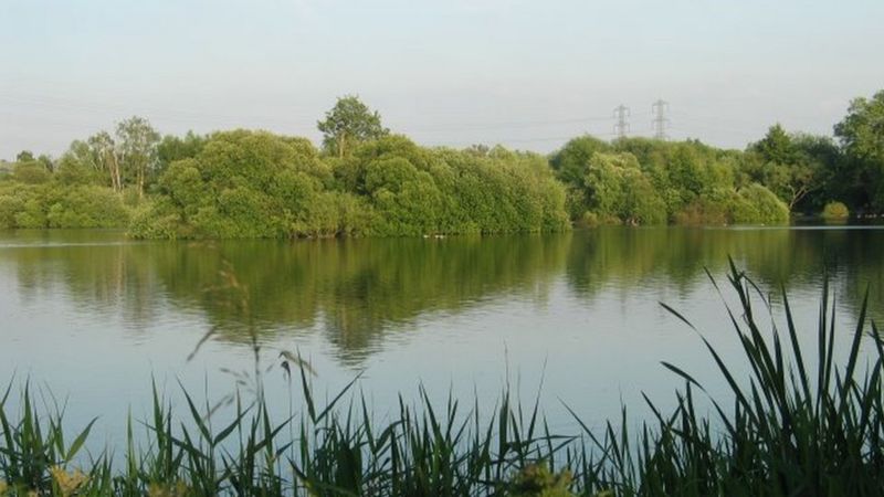 wasim_DM's tweet photo. Hertfordshire Police received reports of a teenager failing to resurface in North Met Lake in Cheshunt just before 17:00 BST on Monday.

A police helicopter and divers were joined by fire and ambulance crews.

#ukmurder #Hertfordshire https://t.co/BbnnMhe2E8