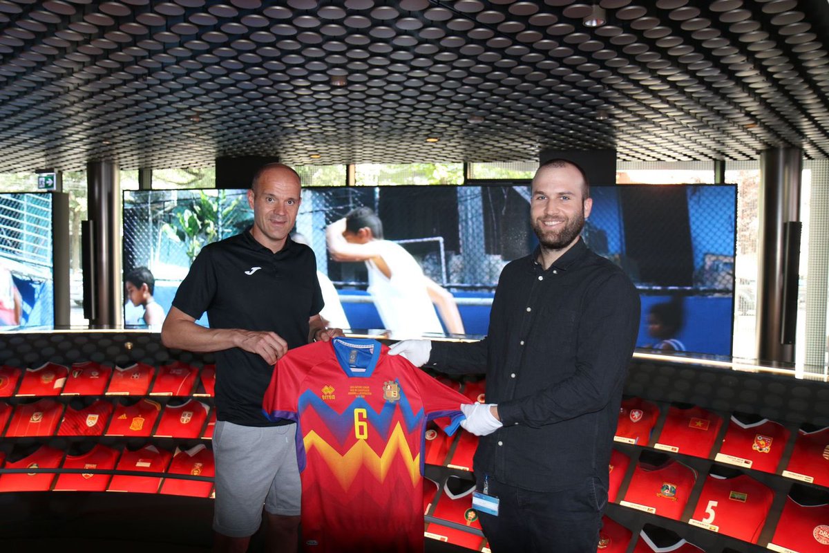 afafutand's tweet photo. 👕 Quina visita! 

El nostre president @ildelima6 entrega un obsequi molt preuat al @FIFAMuseum.

Un andorrà fent país en la FIFA! 💪🏻

#andorra #futbolandorra #milloremelfutbol #sumemjunts https://t.co/amGdGe3e0q
