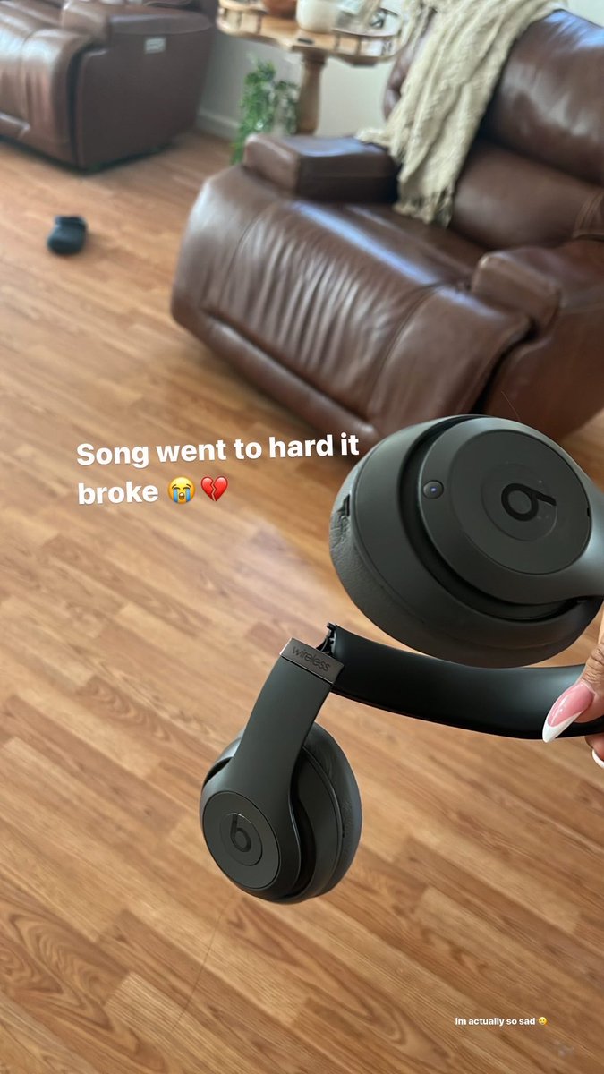 jiungzgf's tweet photo. DOOM DU DOOM BY P1HARMONY WENT SO HARD IT BROKE MY HEADPHONES 😭😭😭😭😭 https://t.co/GIpHvucnjQ