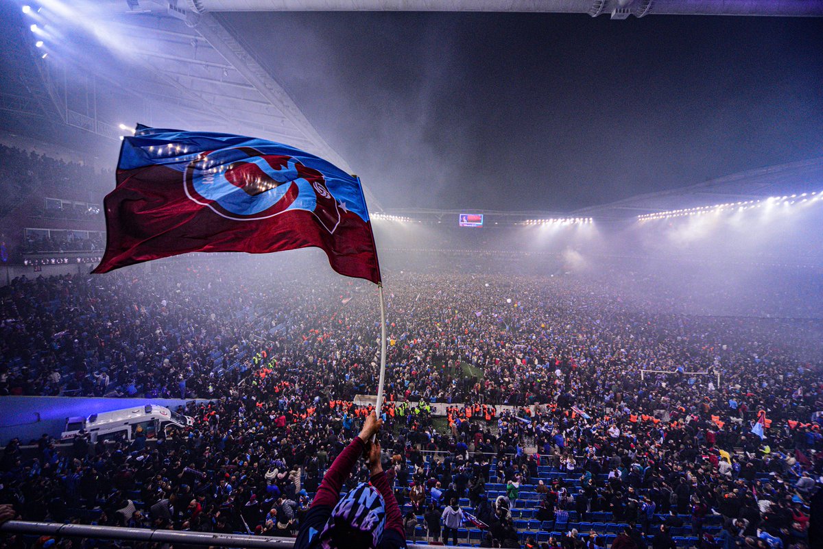 Trabzonspor's tweet photo. Günaydın şanlı Trabzonspor taraftarı! Akşam sevdanla buluşmaya hazır mısın? ♥️💙 https://t.co/2zSUAon6nm