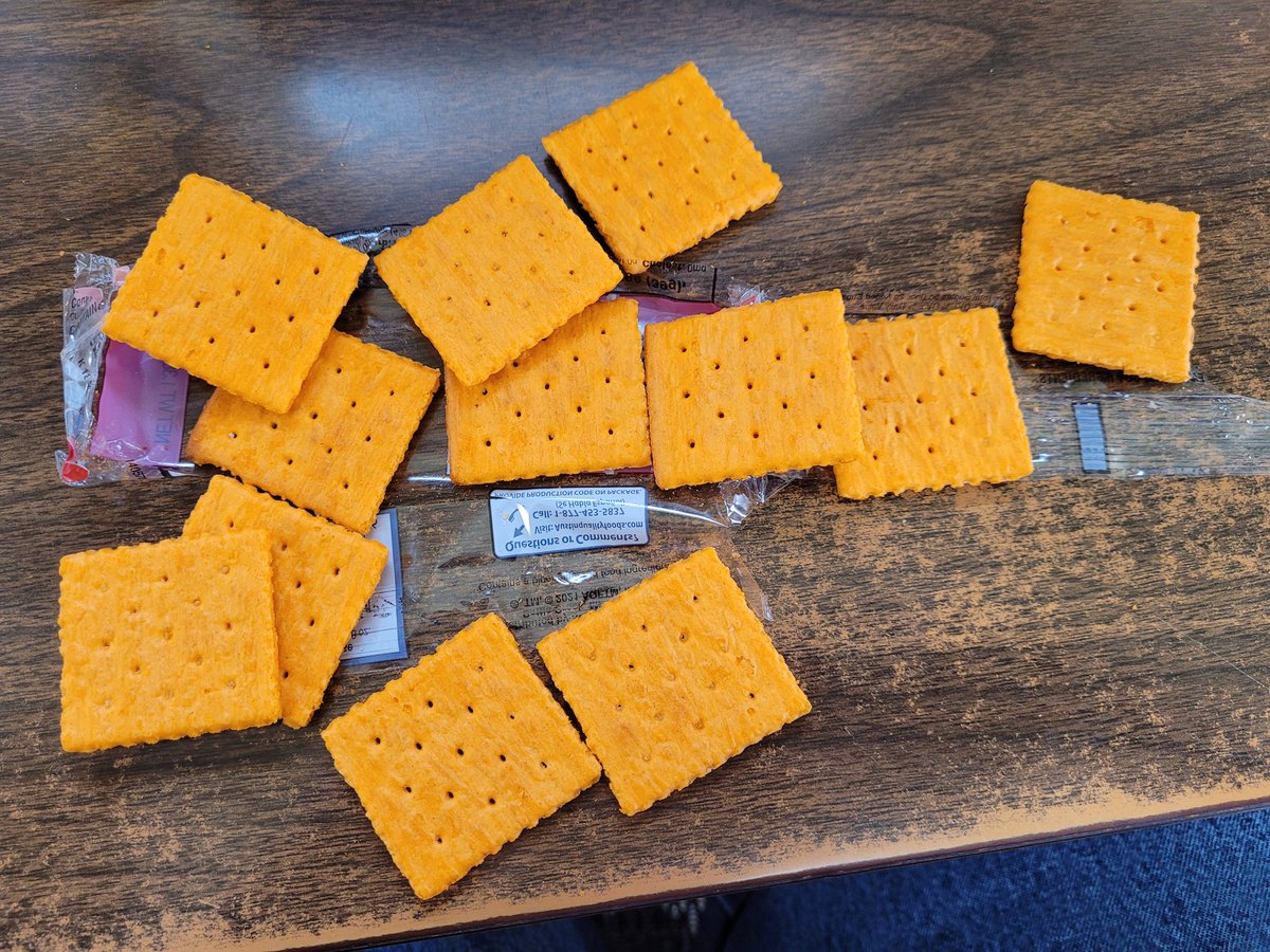 RenitentR's tweet photo. Bruh @KelloggsUS I didn't get any cheese with my crackers https://t.co/d1kTVx3BWY
