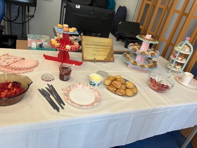 LDShospcharity's tweet photo. Since 2019, alongside the Emma Maltby Memorial Fund, we've supported the work of 2 oncology learning mentors at @MNTS_Leeds. Emma’s family were recently invited to an afternoon tea at @Leeds_Childrens to be presented with a special plaque commerating their fundraising efforts!💜 https://t.co/2GTmBpegRR