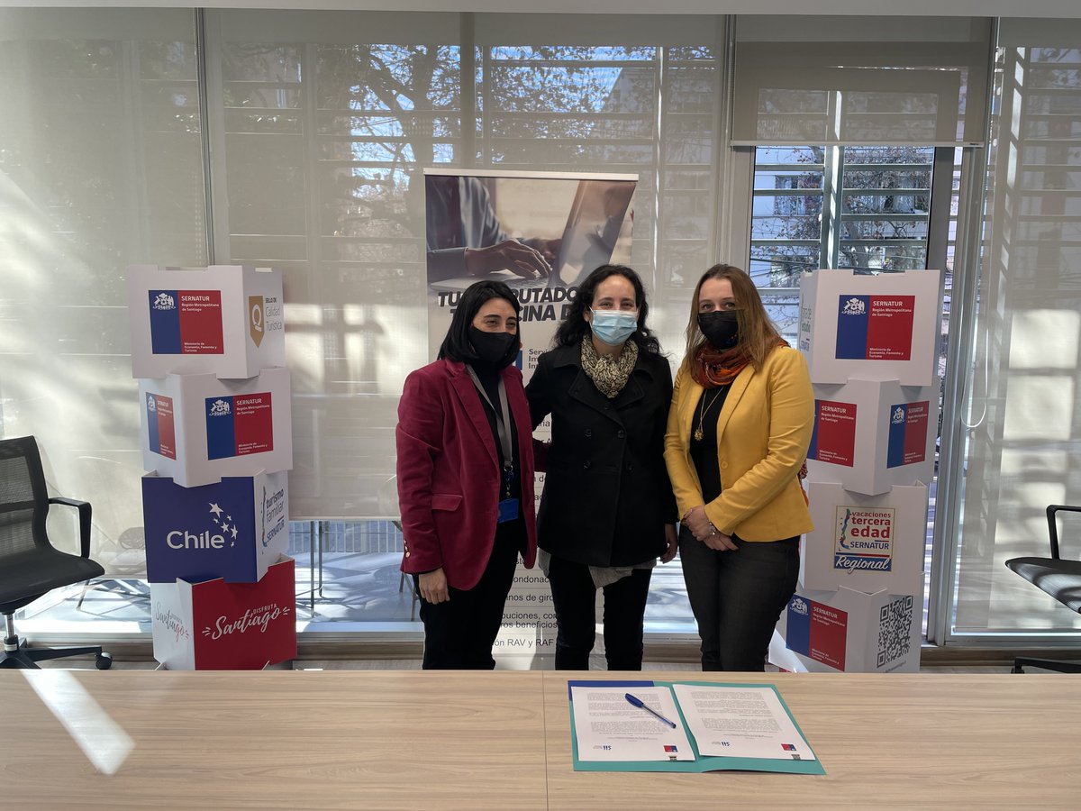 Sernatur_RM's tweet photo. 👏Para apoyar a las pymes y emprendedores del turismo, nuestra Directora de Sernatur RM Alejandra Bravo y la Directora Regional Santiago Poniente del SII @SII_Chile  María José Castillo, 🖊firmaron un convenio para capacitar y resolver los problemas y consultas de la industria🙌 https://t.co/OqhGOy6q82