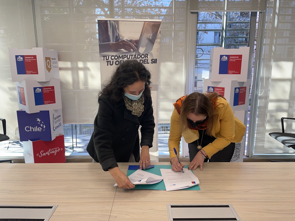 Sernatur_RM's tweet photo. 👏Para apoyar a las pymes y emprendedores del turismo, nuestra Directora de Sernatur RM Alejandra Bravo y la Directora Regional Santiago Poniente del SII @SII_Chile  María José Castillo, 🖊firmaron un convenio para capacitar y resolver los problemas y consultas de la industria🙌 https://t.co/OqhGOy6q82