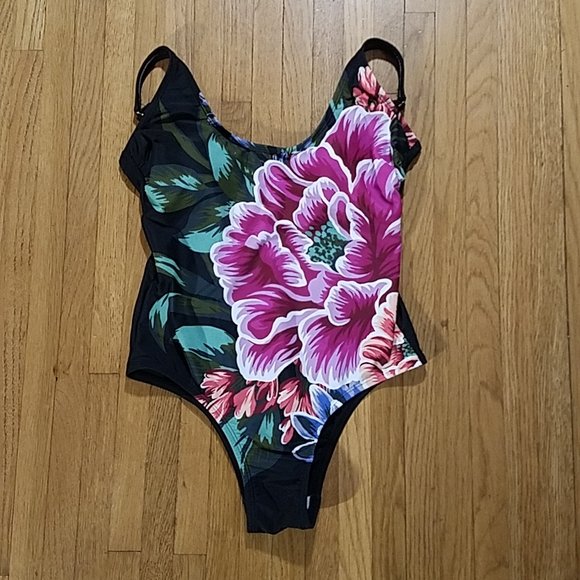lolonicole22's tweet photo. So good I had to share! Check out all the items I'm loving on @Poshmarkapp from @chellier04 #poshmark #fashion #style #shopmycloset #timberland #konasol #shakacases: https://t.co/T7ACNV9IHW https://t.co/UFzuVsmiJp