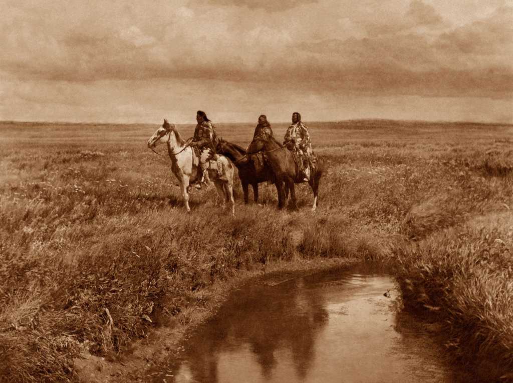 Today is International Day of the World's Indigenous Peoples! Today recognizes the achievements, histories, and contributions of indigenous peoples.

Visit the link to see how we're is taking part: bit.ly/3dgcNOf

🎨: Edward S. Curtis, The Three Chiefs - Piegan, 1900.