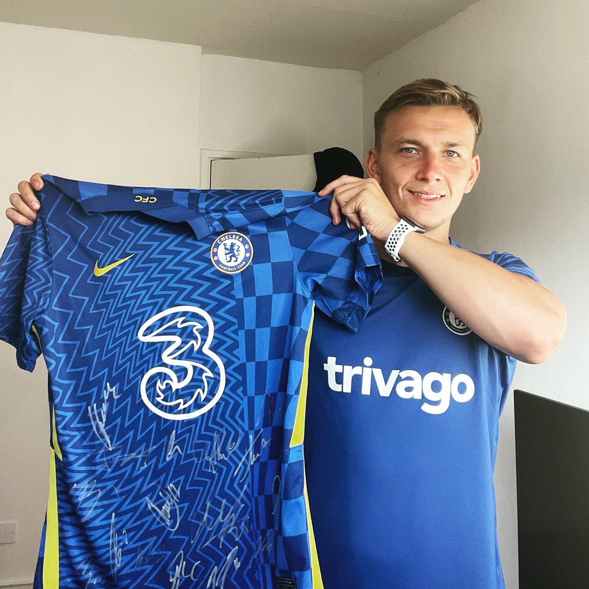 SW6LionsTV's tweet photo. Look what's arrived..🐝 massive thanks again to @ThreeUK always giving to the fans! (BG) #CFC #CHELSEA #INTOEM https://t.co/KJq4xxNYsJ