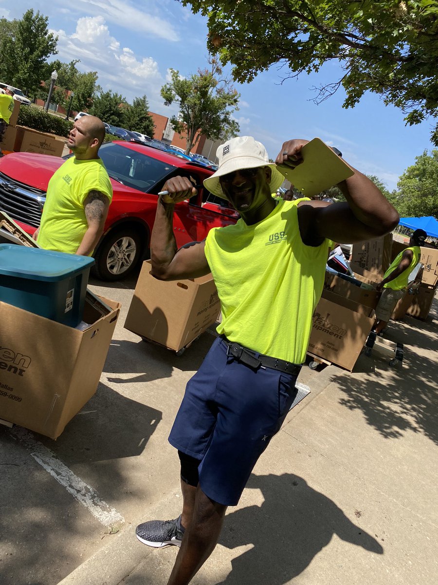 OU_HRL's tweet image. Having all the fun, day one, Move-In vibes! 😁#oumovein22