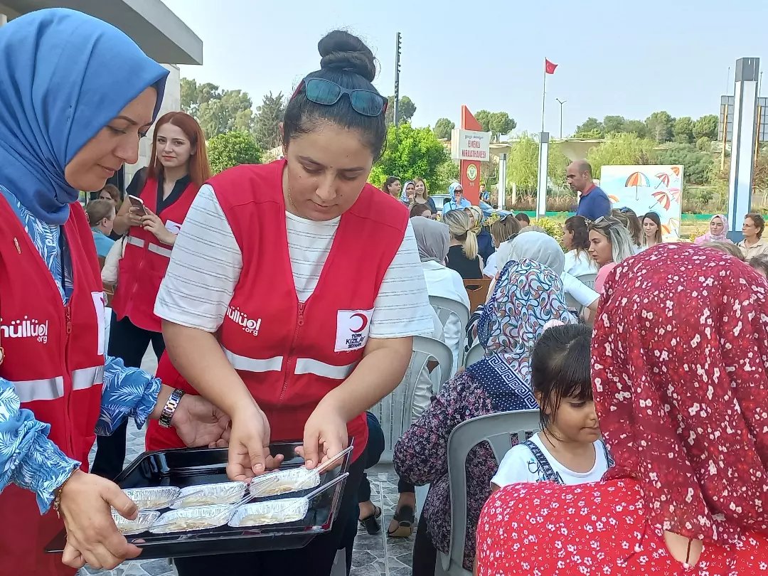 Seyhan ailesi olarak Yüreğir Belediyesi Mutfak Sanatları Merkezinde yapılan aşure etkinliğine katılarak gelen misafirlerimize aşure ve Kızılay Soda ikramında bulunduk.
#iyiliksensizolmaz