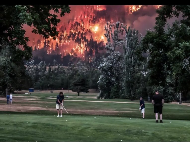 cbriat1's tweet photo. Even if this image is perhaps??fake, it illustrates the absurd paradoxes of this time of transition that we live; we water the golf courses, we organize a world cup in Quatar safe air-conditioned and the planet burns #dontlookup #globalwarming #changeparadigm 🌿🌏💚 https://t.co/AV2tX6kIy6