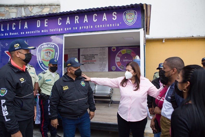 Franklin Meléndez (@cnelmelendezf) on Twitter photo En el marco de la Gran Misión Cuadrantes de Paz, la alcaldesa Carmen Meléndez; inauguró un nuevo módulo policial en la Parroquia San Bernardino con el objetivo de fortalecer la seguridad en este sector.
#LosQueremosDeVuelta
<a href="/NicolasMaduro/">Nicolás Maduro</a> <a href="/gestionperfecta/">Carmen Meléndez</a> <a href="/CeballosIchaso1/">@FuerzaDinamica Remigio Ceballos Ichaso</a> En el marco de la Gran Misión Cuadrantes de Paz, la alcaldesa Carmen Meléndez; inauguró un nuevo módulo policial en la Parroquia San Bernardino con el objetivo de fortalecer la seguridad en este sector.
#LosQueremosDeVuelta
<a href="/NicolasMaduro/">Nicolás Maduro</a> <a href="/gestionperfecta/">Carmen Meléndez</a> <a href="/CeballosIchaso1/">@FuerzaDinamica Remigio Ceballos Ichaso</a>