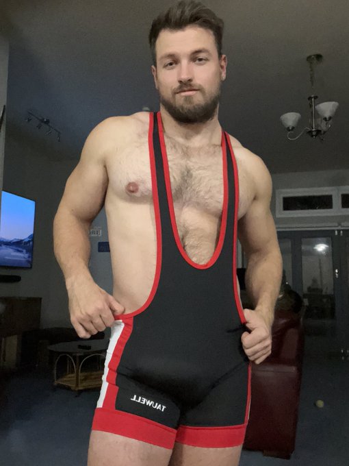 Retweet if you&rsquo;d wrestle me 💪🏽👅 https://t.co/p9dh2oPlHC